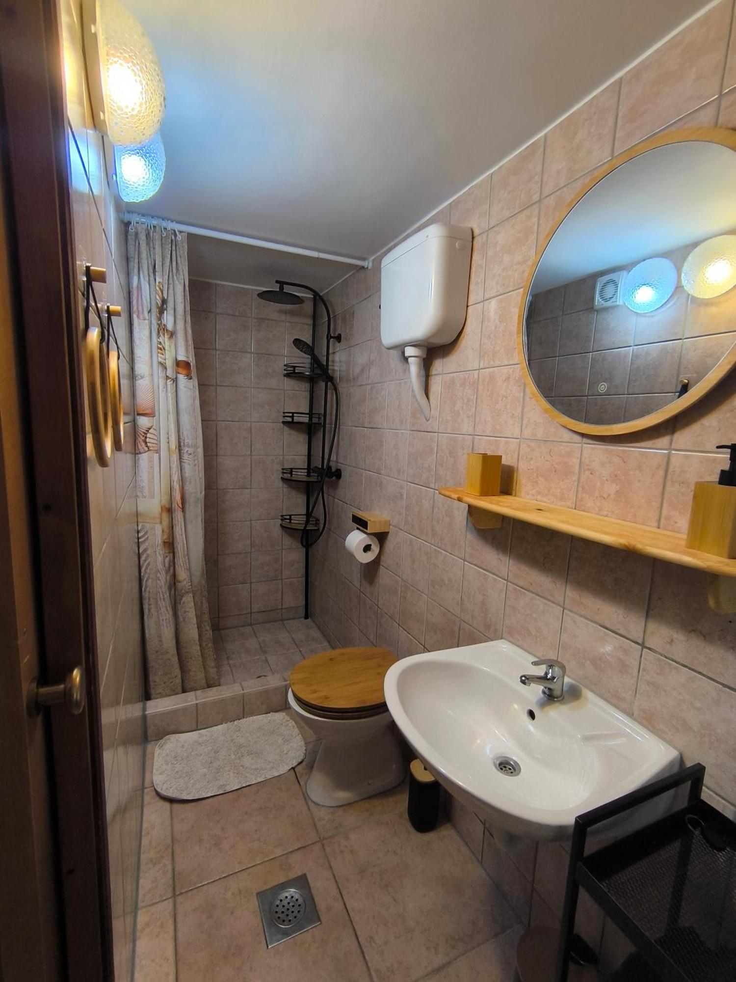 Little Gem Apartment Баньоле Екстериор снимка